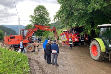 Mașina ISU a rămas blocată după ce un mal s-a surpat