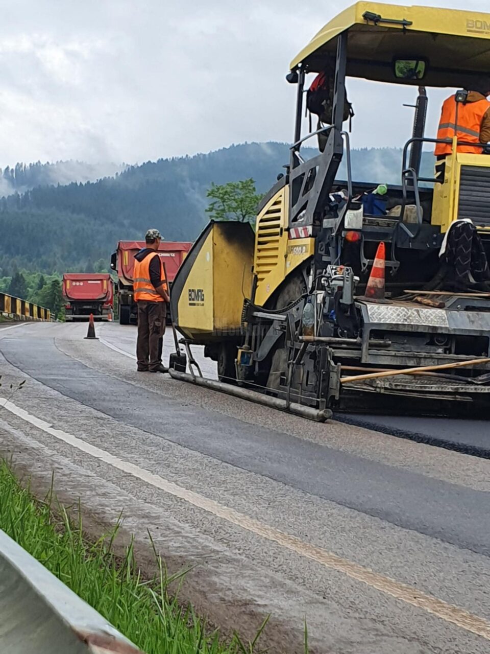 Se toarnă covor asfaltic pe 5 kilometri, la Putna