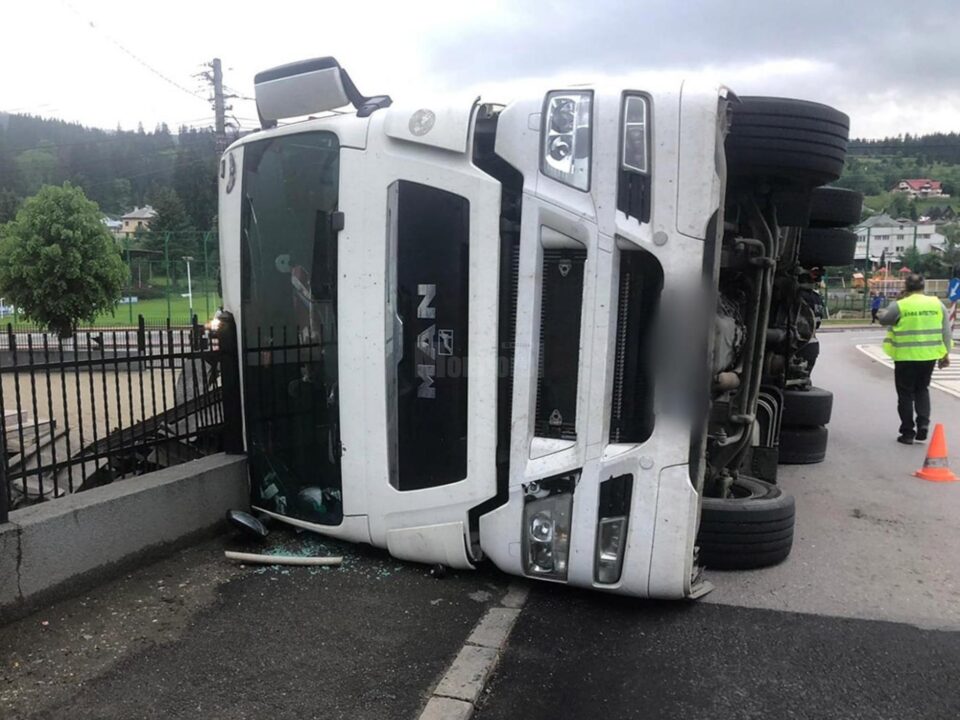 Autotrenul încărcat cu fier s-a răsturnat peste gardul unei biserici