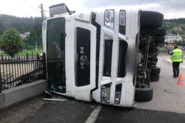 Autotrenul încărcat cu fier s-a răsturnat peste gardul unei biserici