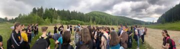 Zeci de liceeni din Suceava i-au dat “follow” unui preot pe Via Transilvanica