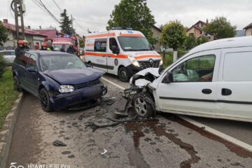 Accident provocat de un șofer care a intrat pe contrasens, în curbă