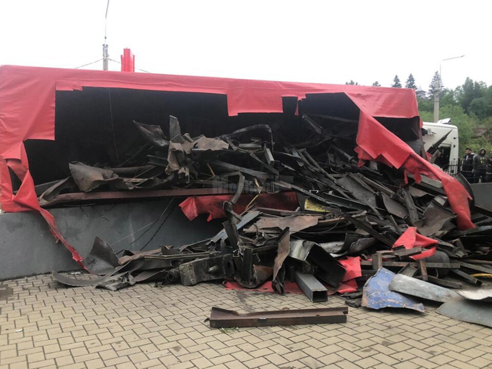 Un autotren încărcat cu fier s-a răsturnat la Vatra Dornei