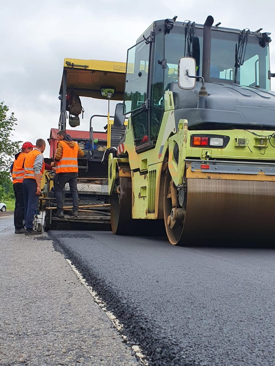 Se toarnă covor asfaltic pe 5 kilometri, la Putna