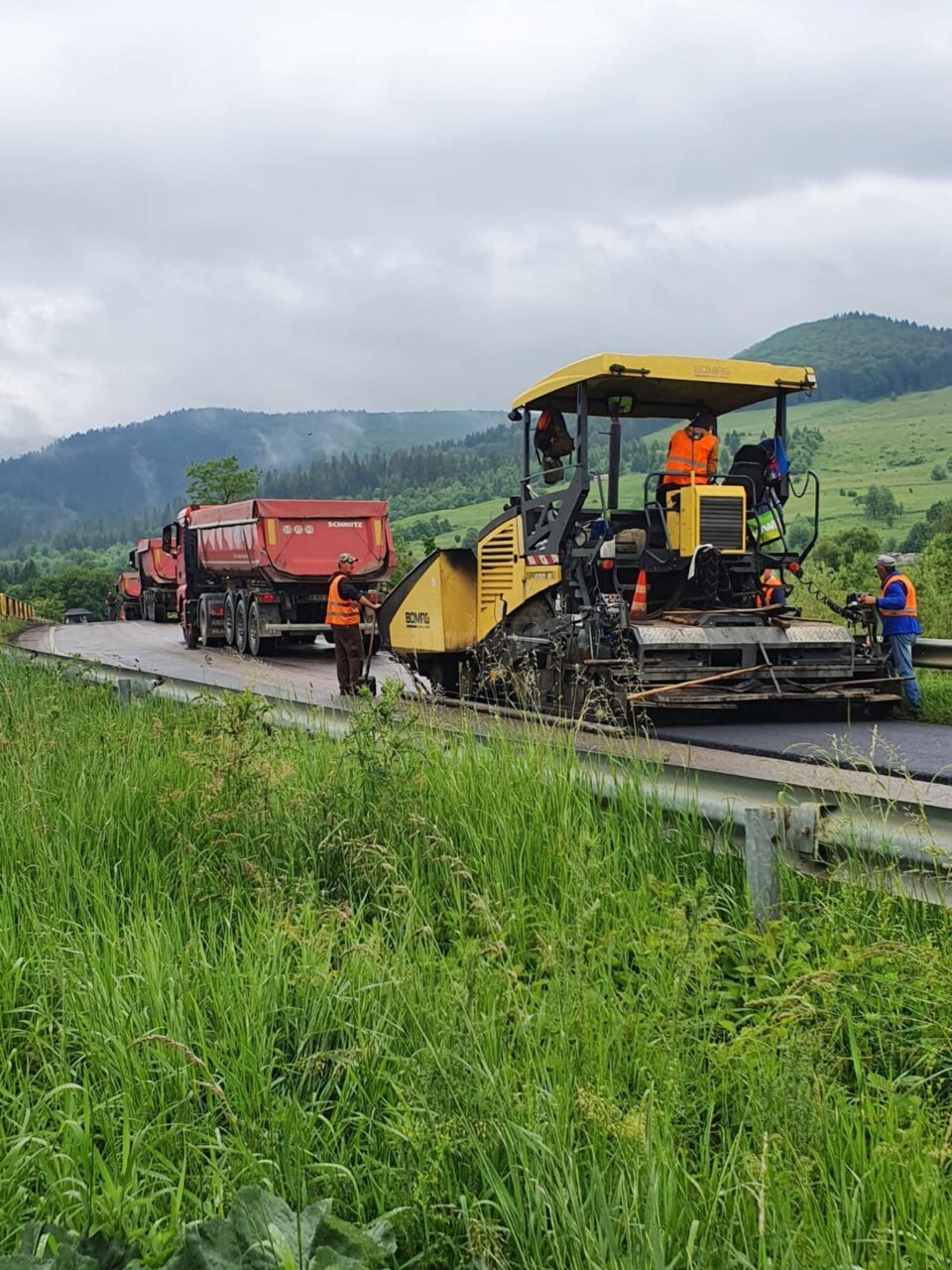 Se toarnă covor asfaltic pe 5 kilometri, la Putna