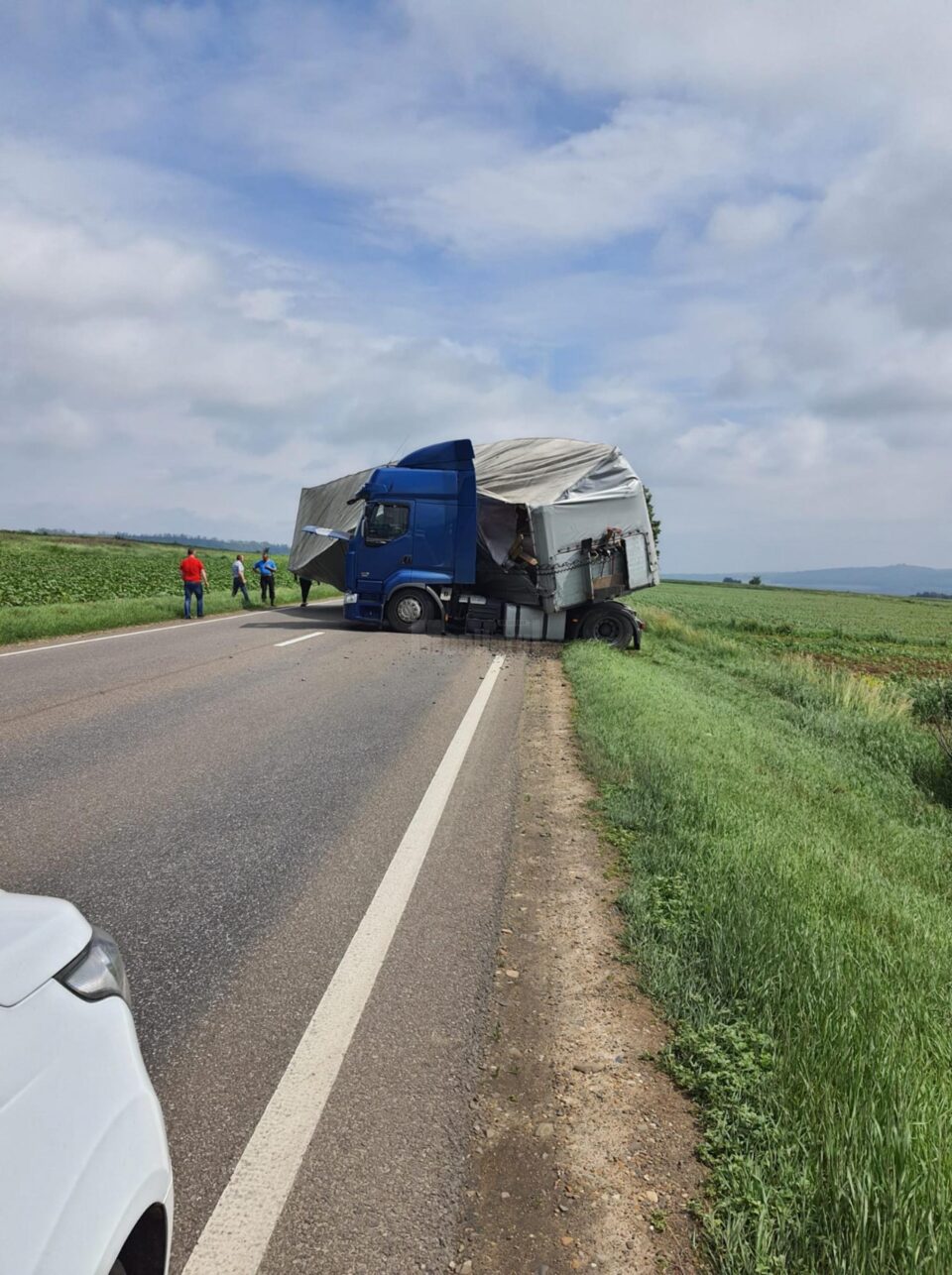 Un tir scăpat de sub control a blocat E 85, la Dănila