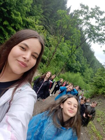 Zeci de liceeni din Suceava i-au dat “follow” unui preot pe Via Transilvanica