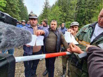Minerii de la Crucea sunt plătiți ca să nu muncească