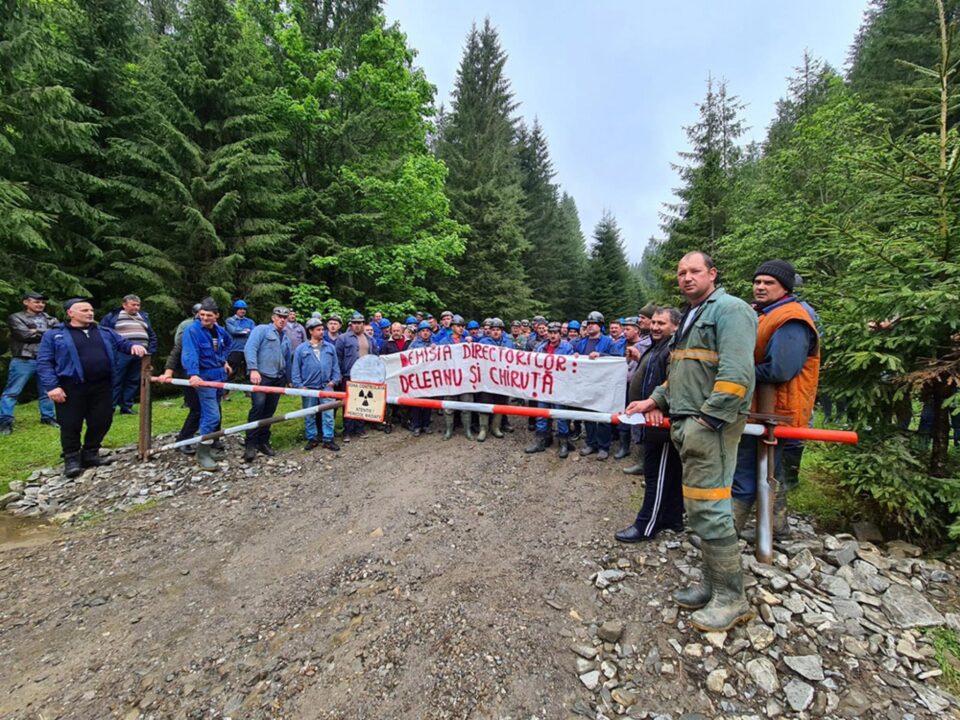 Minerii de la exploatările de uraniu din județul Suceava au intrat în grevă începând de marți dimineață Minerii de la exploatările de uraniu din județul Suceava au intrat în grevă începând de marți dimineață