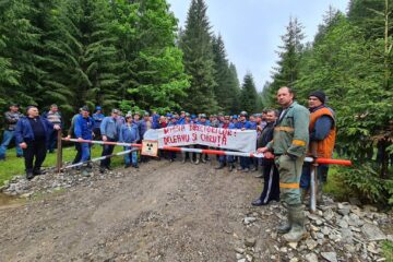 Minerii de la exploatările de uraniu din județul Suceava au intrat în grevă începând de marți dimineață