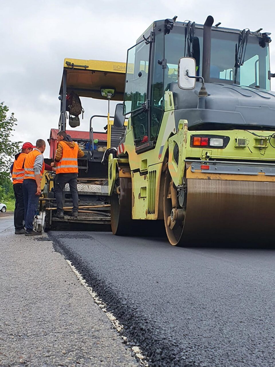 Turnare de covor asfaltic pe DN 2 H, în comuna Putna