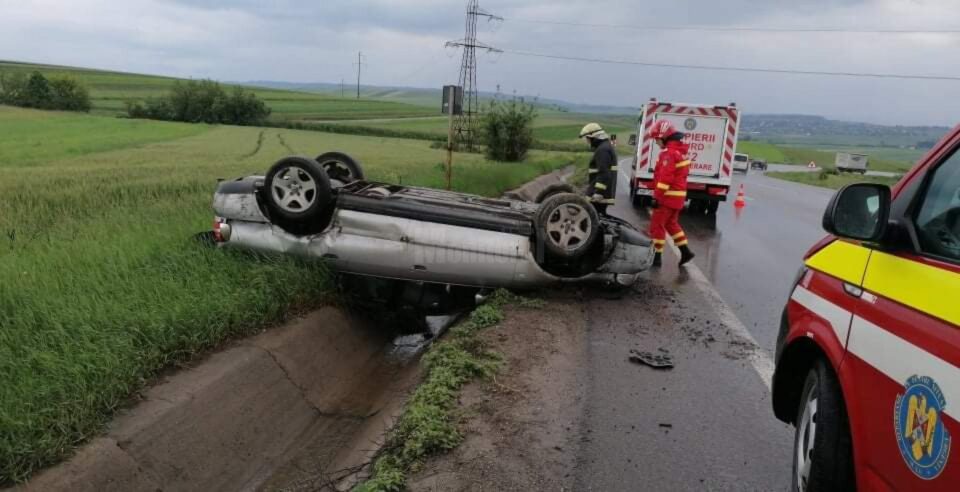 Mașină răsturnată între Stroiești și Ilișești