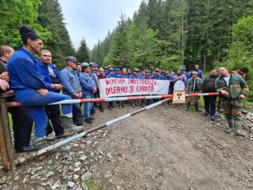 Minerii de la Crucea sunt plătiți ca să nu muncească