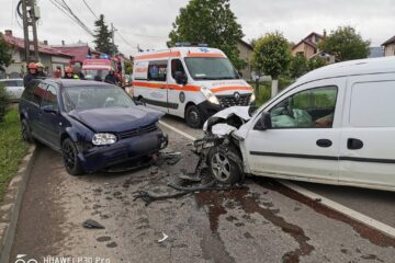 Accident provocat de un șofer care a intrat pe contrasens, în curbă