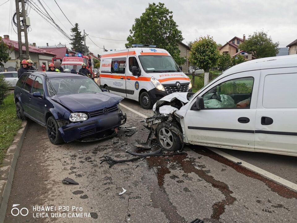 Accident provocat de un șofer care a intrat pe contrasens, în curbă