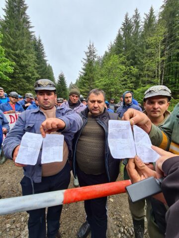 Minerii de la Crucea sunt plătiți ca să nu muncească