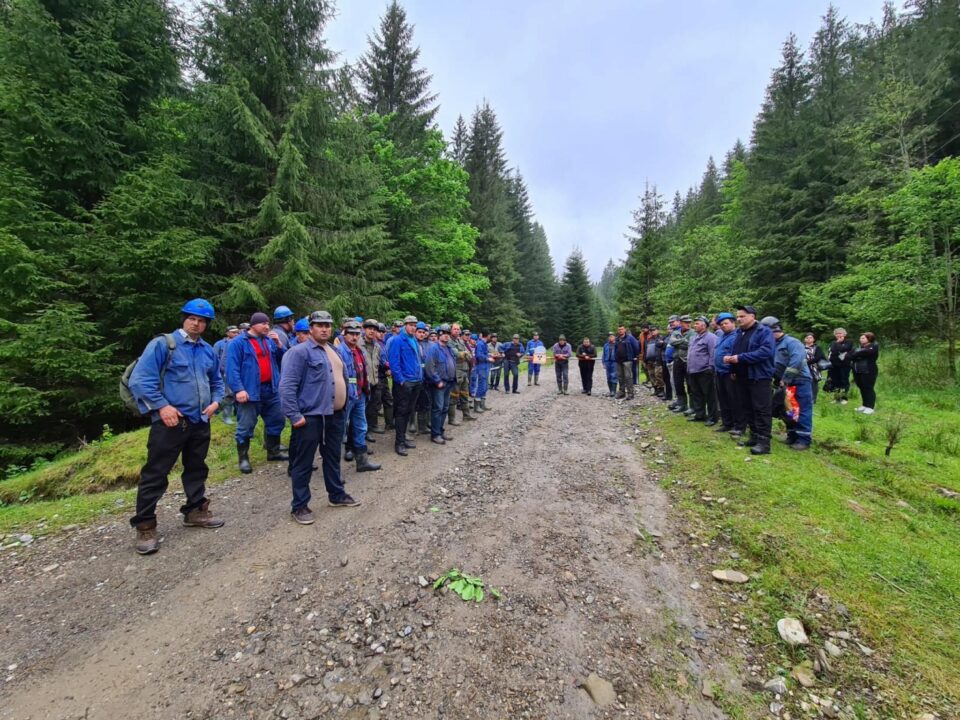 Cei peste 100 de mineri care au declanșat acțiunea de protest și care marți s-au adunat în curtea minei de la Botușana Cei peste 100 de mineri care au declanșat acțiunea de protest și care marți s-au adunat în curtea minei de la Botușana