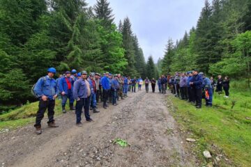Cei peste 100 de mineri care au declanșat acțiunea de protest și care marți s-au adunat în curtea minei de la Botușana