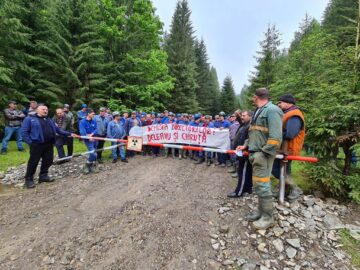 Minerii de la Crucea sunt plătiți ca să nu muncească