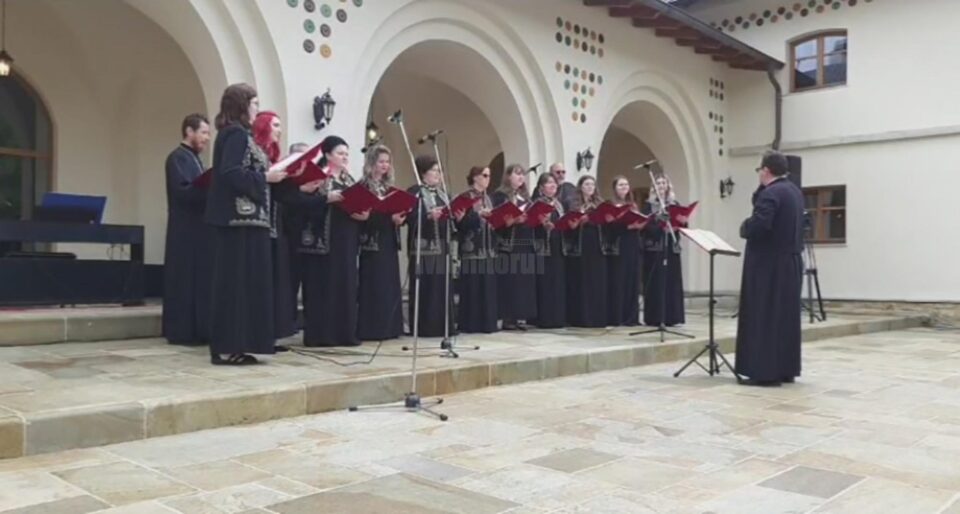 Corala Ciprian Porumbescu a susținut un recital înainte de vernisajul expoziției „Serbarea de la Putna – 150. Continuitatea unui ideal”