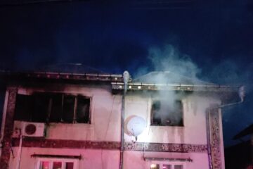 O casă nelocuită a luat foc în toiul nopții