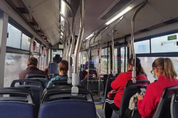 Transportul elevilor nu mai este gratuit pe durata întregului an și este limitat la un număr de călătorii