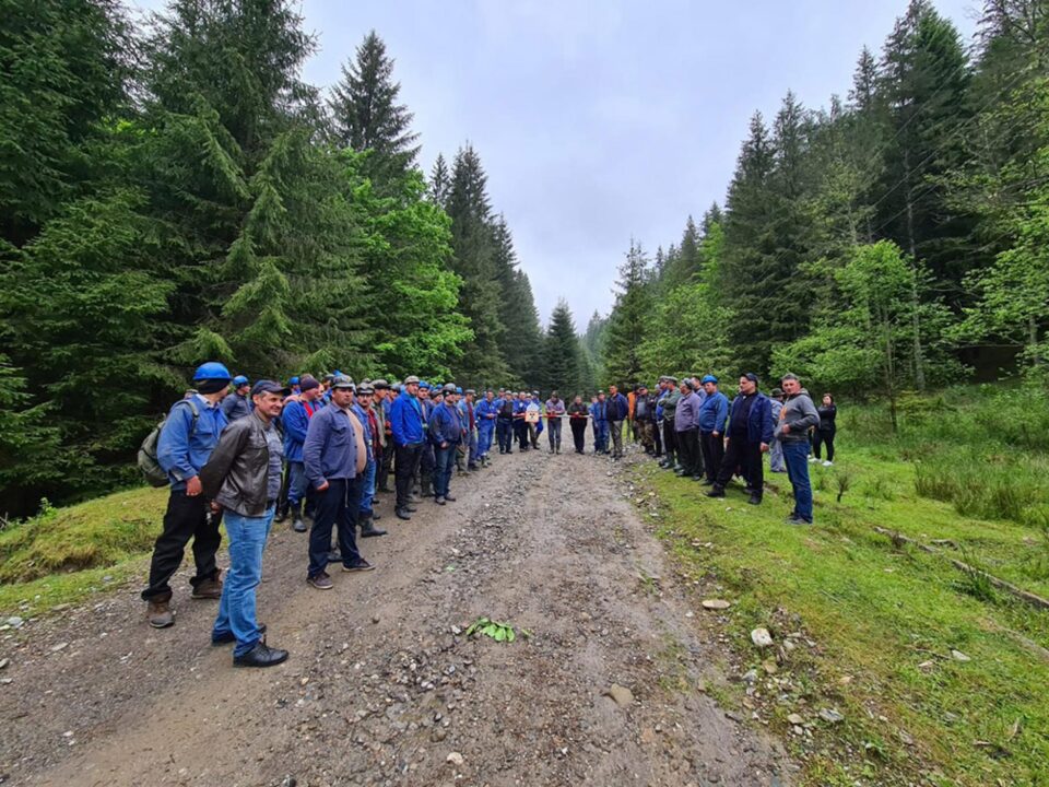 Cei peste 100 de mineri care au declanșat acțiunea de protest și care marți s-au adunat în curtea minei de la Botușana Cei peste 100 de mineri care au declanșat acțiunea de protest și care marți s-au adunat în curtea minei de la Botușana