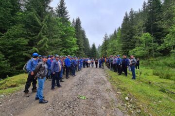 Cei peste 100 de mineri care au declanșat acțiunea de protest și care marți s-au adunat în curtea minei de la Botușana
