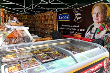 Delicioasele preparate din carne, realizate după rețete tradiționale, cu gust desăvârșit, preparate de Fabrica FACOS, la Târgul de Paște din centrul Sucevei