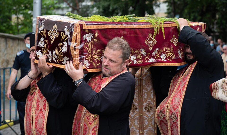 Moaștele Sfântului Ioan cel Nou vor fi scoase din biserică în dimineața zilei de 22 iunie Moaștele Sfântului Ioan cel Nou vor fi scoase din biserică în dimineața zilei de 22 iunie