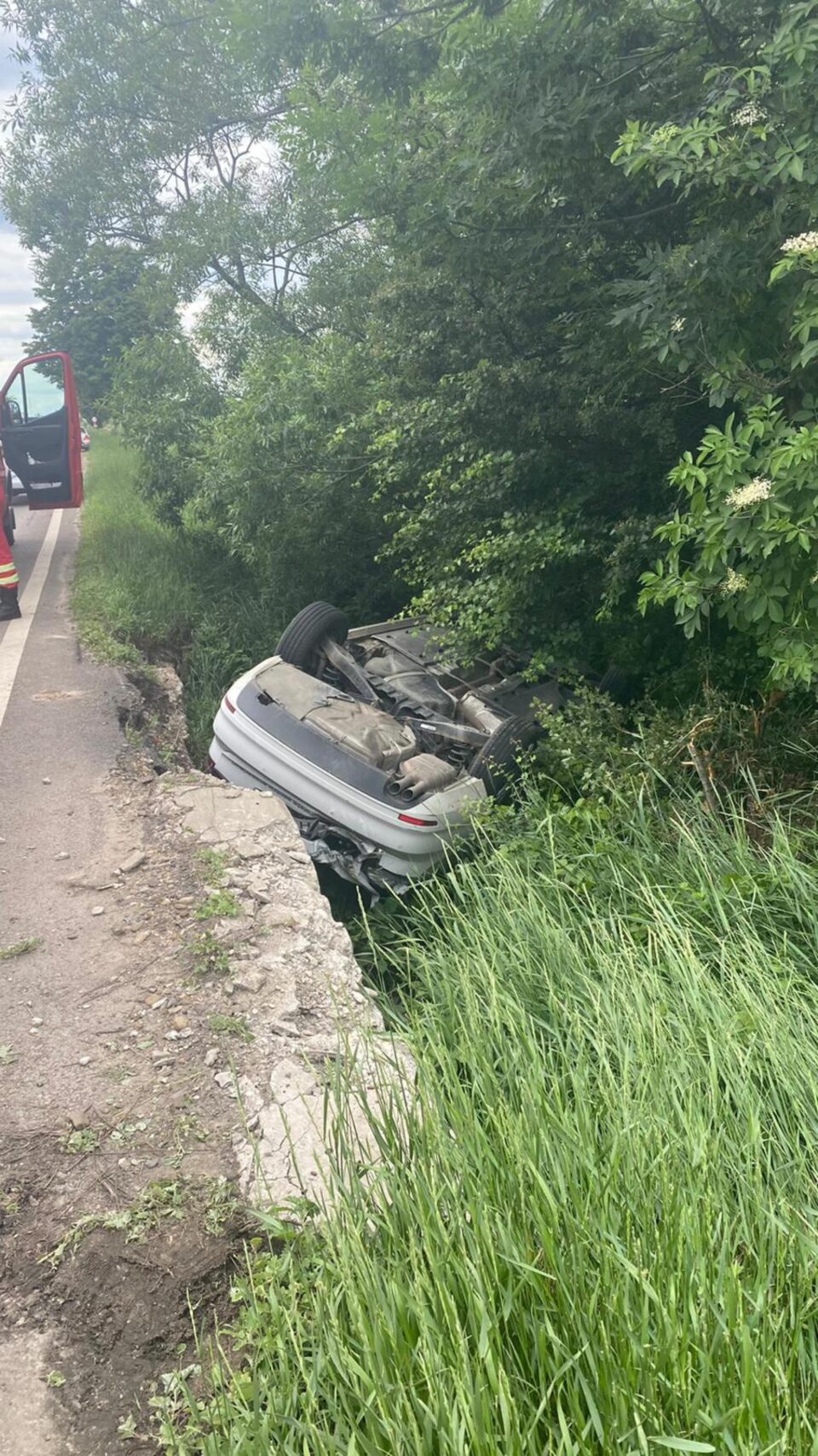 Accident cu o mașină răsturnată, la Dănila