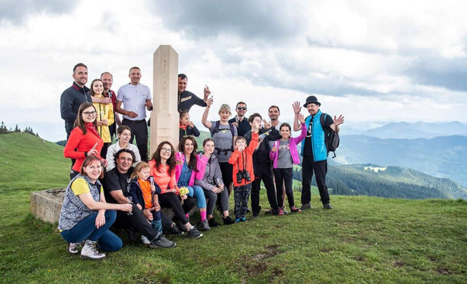 Vârful Rarău, situat la 1.651 metri altitudine, a fost marcat la inițiativa Rotary Club Suceava Cetate, în parteneriat cu Serviciul Public Județean Salvamont Suceava Vârful Rarău, situat la 1.651 metri altitudine, a fost marcat la inițiativa Rotary Club Suceava Cetate, în parteneriat cu Serviciul Public Județean Salvamont Suceava