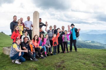 Vârful Rarău, situat la 1.651 metri altitudine, a fost marcat la inițiativa Rotary Club Suceava Cetate, în parteneriat cu Serviciul Public Județean Salvamont Suceava