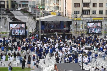 Absolvenții promoției 2021 a Universității din Suceava, sărbătoriți în centrul municipiului