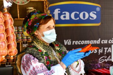 Delicioasele preparate din carne, realizate după rețete tradiționale, cu gust desăvârșit, preparate de Fabrica FACOS, la Târgul de Paște din centrul Sucevei