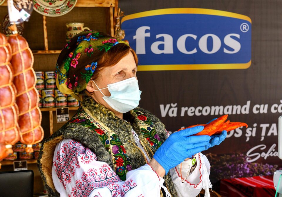 Delicioasele preparate din carne, realizate după rețete tradiționale, cu gust desăvârșit, preparate de Fabrica FACOS, la Târgul de Paște din centrul Sucevei