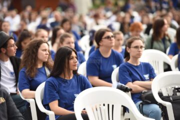 Absolvenții promoției 2021 a Universității din Suceava, sărbătoriți în centrul municipiului
