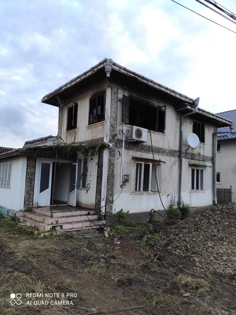 O casă nelocuită a luat foc în toiul nopții