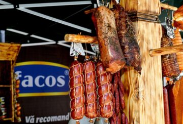 Delicioasele preparate din carne, realizate după rețete tradiționale, cu gust desăvârșit, preparate de Fabrica FACOS, la Târgul de Paște din centrul Sucevei