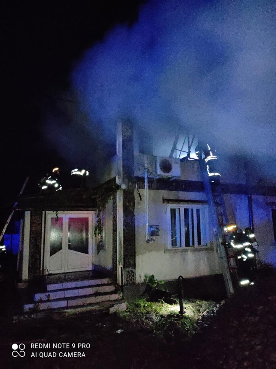 O casă nelocuită a luat foc în toiul nopții