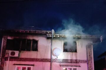 O casă nelocuită a luat foc în toiul nopții