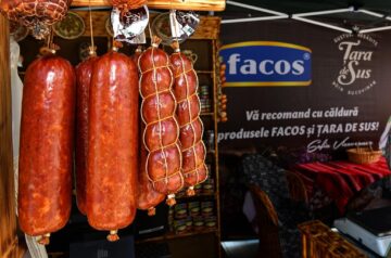Delicioasele preparate din carne, realizate după rețete tradiționale, cu gust desăvârșit, preparate de Fabrica FACOS, la Târgul de Paște din centrul Sucevei