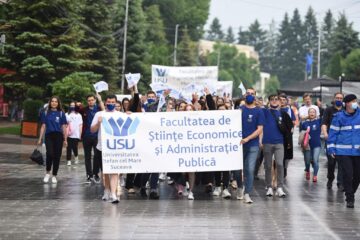 Absolvenții promoției 2021 a Universității din Suceava, sărbătoriți în centrul municipiului