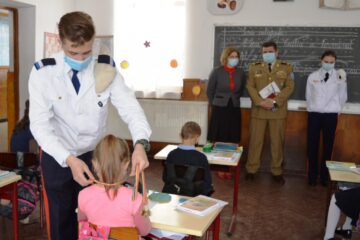 Medalii de învingători și materiale didactice oferite de elevi militari la Școala Gimnazială Vatra Moldoviței