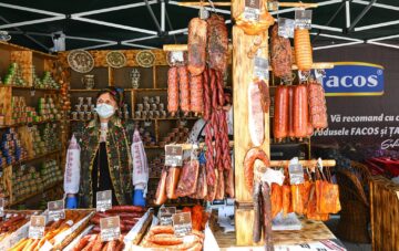 Delicioasele preparate din carne, realizate după rețete tradiționale, cu gust desăvârșit, preparate de Fabrica FACOS, la Târgul de Paște din centrul Sucevei