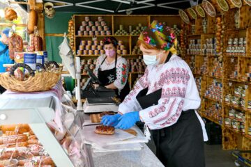 Delicioasele preparate din carne, realizate după rețete tradiționale, cu gust desăvârșit, preparate de Fabrica FACOS, la Târgul de Paște din centrul Sucevei