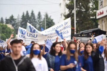 Absolvenții promoției 2021 a Universității din Suceava, sărbătoriți în centrul municipiului