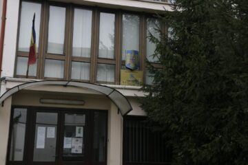A ajuns în arest după ce a amenințat polițiști și personal medical