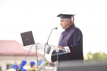Absolvenții promoției 2021 a Universității din Suceava, sărbătoriți în centrul municipiului