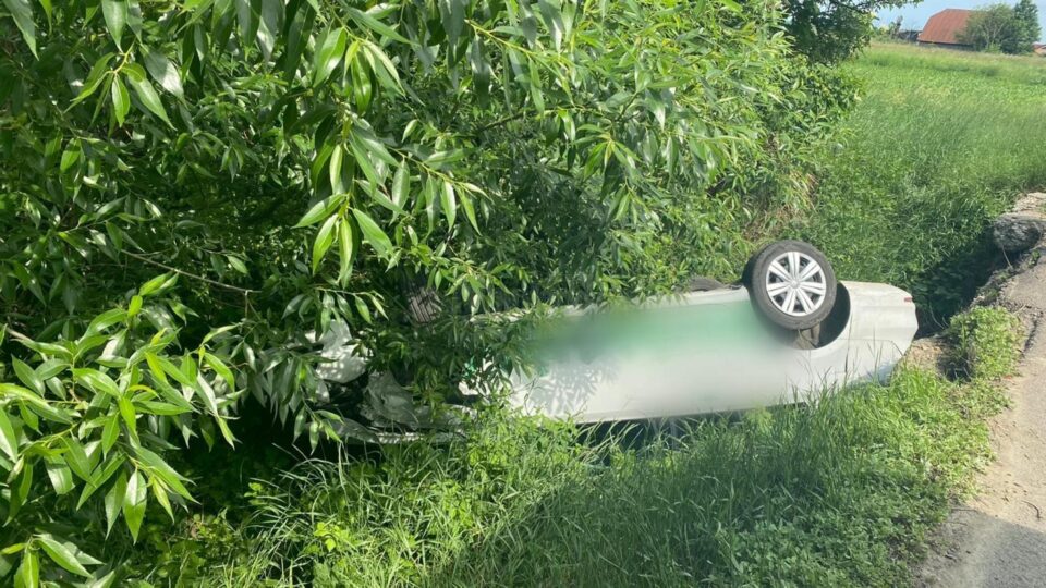Accident cu o mașină răsturnată, la Dănila